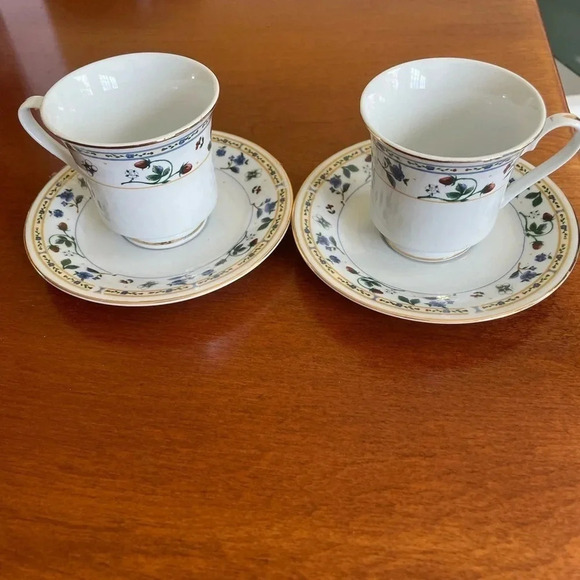 Vintage Set of 2 Truly Tasteful TLT6 Saucers & Cups Floral Berries Pattern - Picture 3 of 3